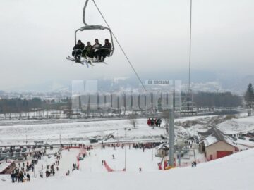 Distracție de iarnă: Peste 6.000 de turiști au participat, în weekend, la Olimpiada Humorului