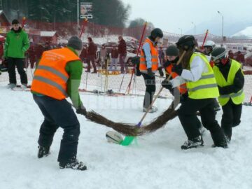 Fotbal cu măturoaie și mingea de rugby