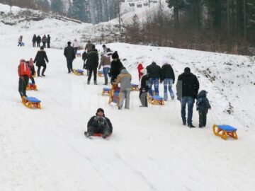 Distracție de iarnă: Peste 6.000 de turiști au participat, în weekend, la Olimpiada Humorului