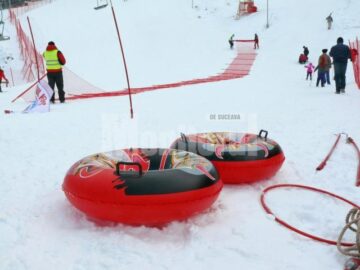 Distracție de iarnă: Peste 6.000 de turiști au participat, în weekend, la Olimpiada Humorului