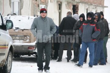 Unul dintre suspecți, ieri, în timp ce polițiștii îi percheziționau mașina de teren