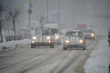 Ninsori și intensificări ale vântului până vineri