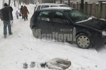 Porțiunea de asfalt este de o calitate foarte proastă, însă pericolul îl constituie două gropi adânci, formate în zona canalelor