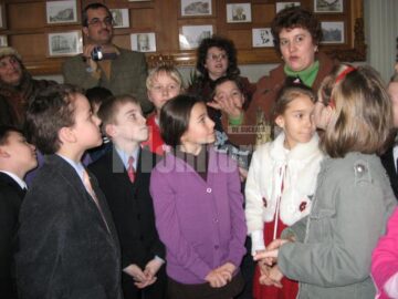 David Mihaiu împreună cu colegii de clasă și învățătoarea Marcela Cozma