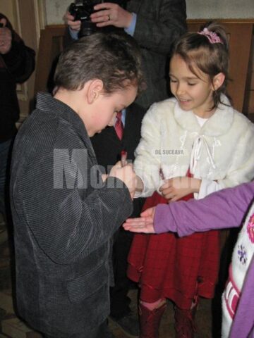 David Mihaiu acordând autografe pe palmă