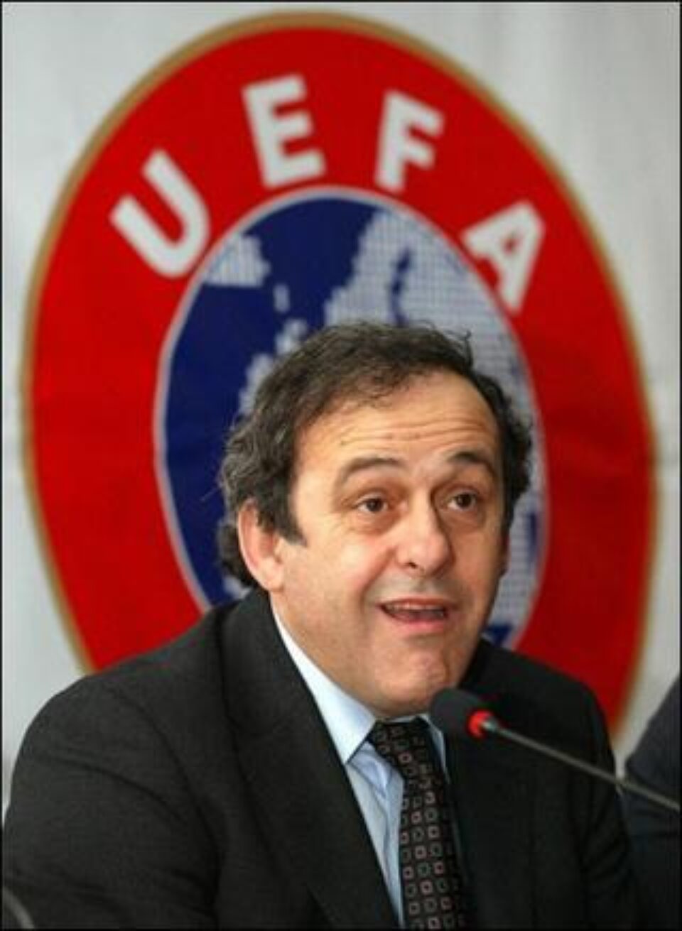 Platini vrea să scape de fanii violenți