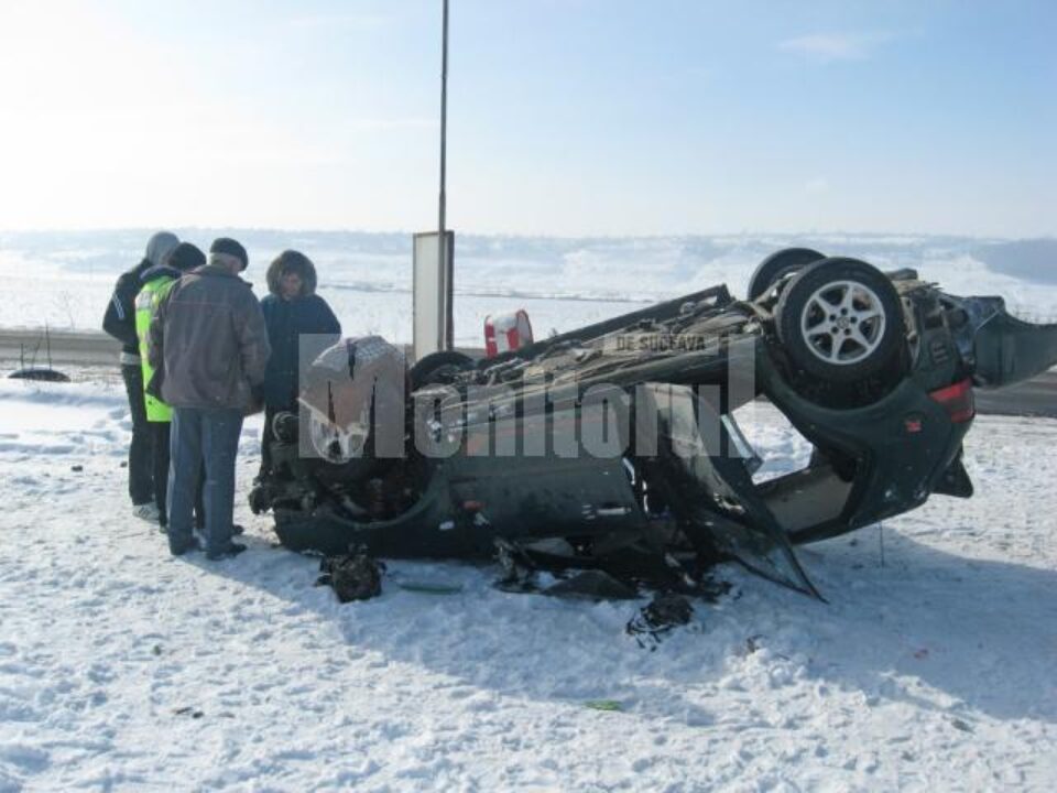 O pasageră din acest autoturism a fost preluată de o ambulanță și dusă la spital