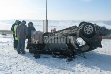 O pasageră din acest autoturism a fost preluată de o ambulanță și dusă la spital
