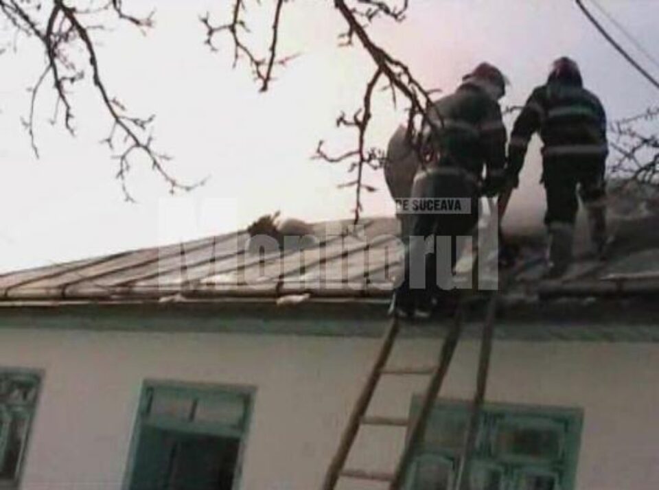 Găsit carbonizat: S-a blocat în podul casei și și-a dat foc