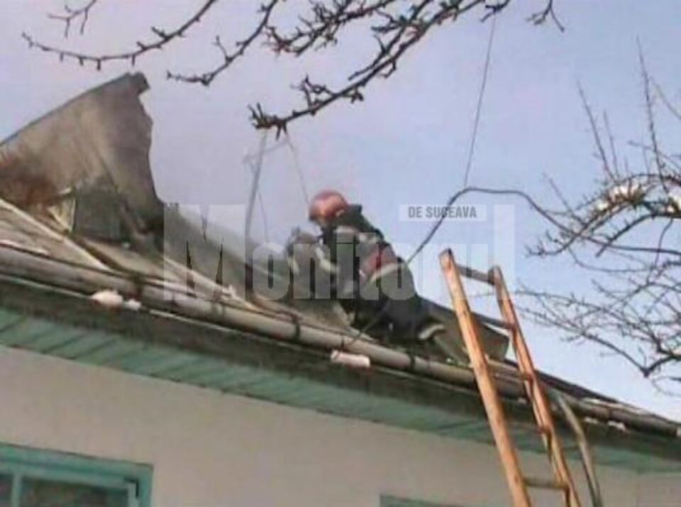 Găsit carbonizat: S-a blocat în podul casei și și-a dat foc