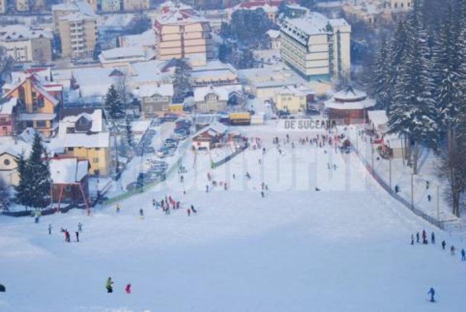 Aproximativ 150 de reprezentanți ai stațiunilor de schi din România vor sosi, astăzi, la Vatra Dornei