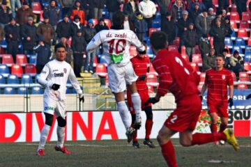 De Zerby (centru), de la CFR Cluj, se luptă pentru balon cu un adversar, în meciul cu Victoria Brănești Foto: Mediafax