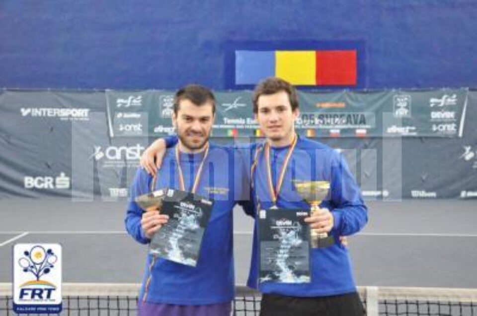 Alexandru Marasin a reușit să obțină la sfârșitul săptămânii trecute o performanță fără precedent pentru tenisul de câmp sucevean, devenind campion național de seniori al României în proba de dublu. Creditați la începutul concursului cu șansa a patra la c