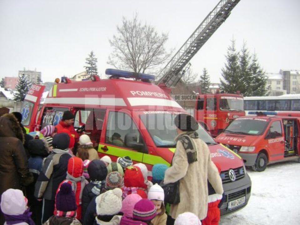 Zeci de grupuri de preșcolari și școlari au făcut, ieri, ore la pompieri, în cadrul „Zilei Porților Deschise” Zeci de grupuri de preșcolari și școlari au făcut, ieri, ore la pompieri, în cadrul „Zilei Porților Deschise”