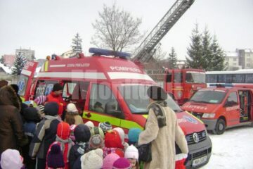 Zeci de grupuri de preșcolari și școlari au făcut, ieri, ore la pompieri, în cadrul „Zilei Porților Deschise”