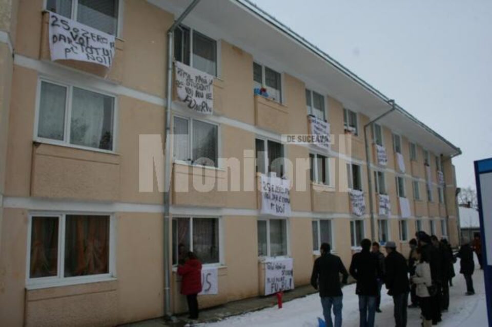 Mesaje pentru ministrul Funeriu la geamurile caminelor studentesti