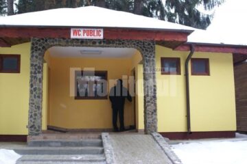 Toaleta care ar trebui să deservească turiștii din Vatra Dornei stă închisă