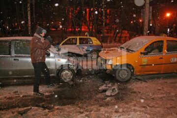 Cele două mașini s-au ciocnit frontal