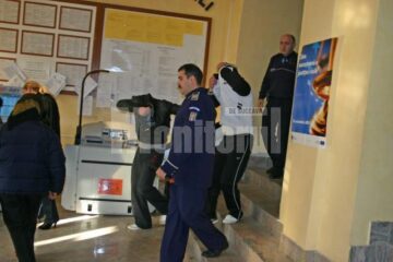 Inculpații în cazul furtului de 100.000 de euro de la Dornești, pe holurile Palatului de Justiție Suceava