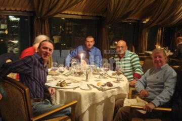 Suceveanul Adrian Ștefănescu (plan îndepărtat) a cinat cu celebrul Sir Alex Ferguson