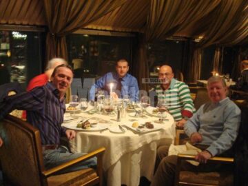 Suceveanul Adrian Ștefănescu (plan îndepărtat) a cinat cu celebrul Sir Alex Ferguson