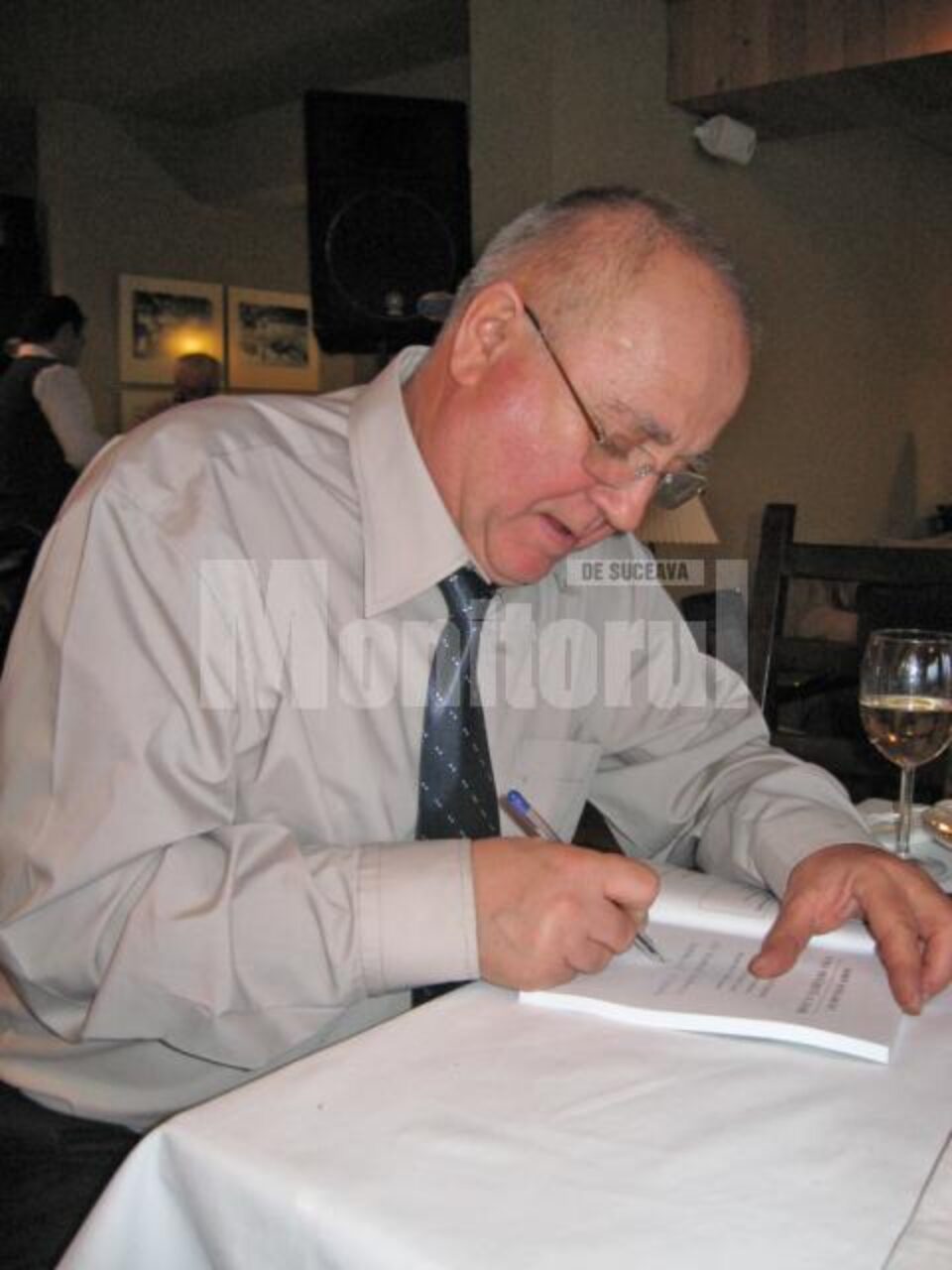 Sorin Cotlarciuc acordând autografe