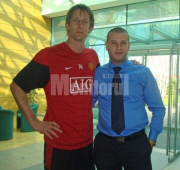 În fotografie alături de portarul olandez van der Saar, care apără la Manchester United