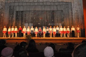 Momente din spectacolul prezentat pe scena Casei de Cultură de elevii Școlii “Ion Creangă”