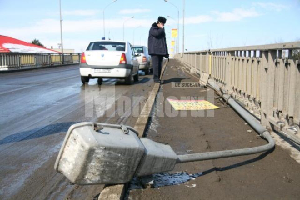 Atenție, cad stâlpi de iluminat stradal!