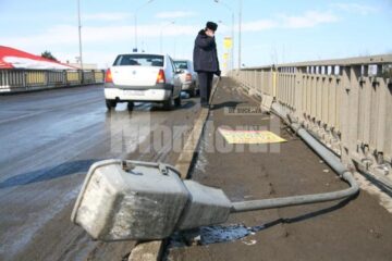 Atenție, cad stâlpi de iluminat stradal!