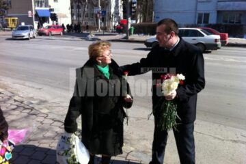 300 de zambile și 150 de garoafe, dăruite de tinerii PD-L-iști sucevencelor