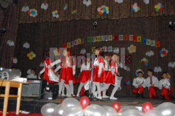Momente din cadrul spectacolului prezentat de elevii Școlii Nr. 1 Gura Humorului