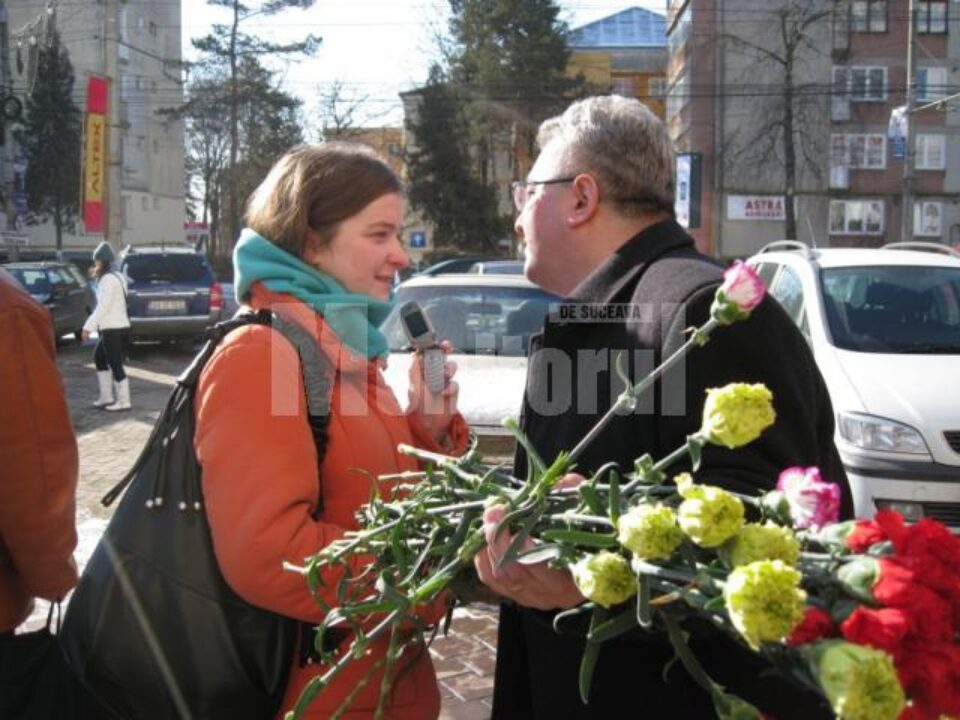 Primarul Ion Lungu a împărțit o mie de flori sucevencelor