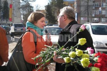Primarul Ion Lungu a împărțit o mie de flori sucevencelor
