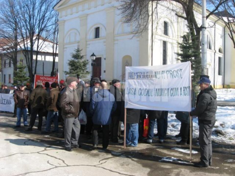 Protest anemic al sindicaliștilor în fața Prefecturii Suceava