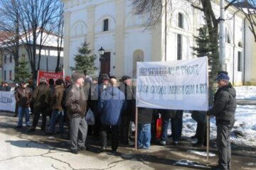 Protest anemic al sindicaliștilor în fața Prefecturii Suceava