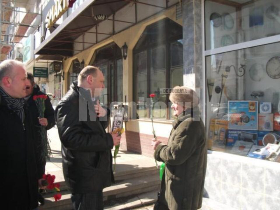 Tinerii din PSD Suceava au oferit flori sucevencelor