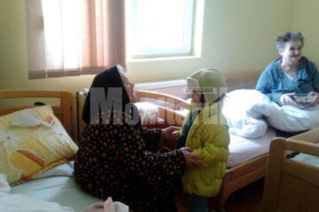 Mărțișoare și dulciuri pentru bătrânii bolnavi din Pojorâta, oferite de preșcolari