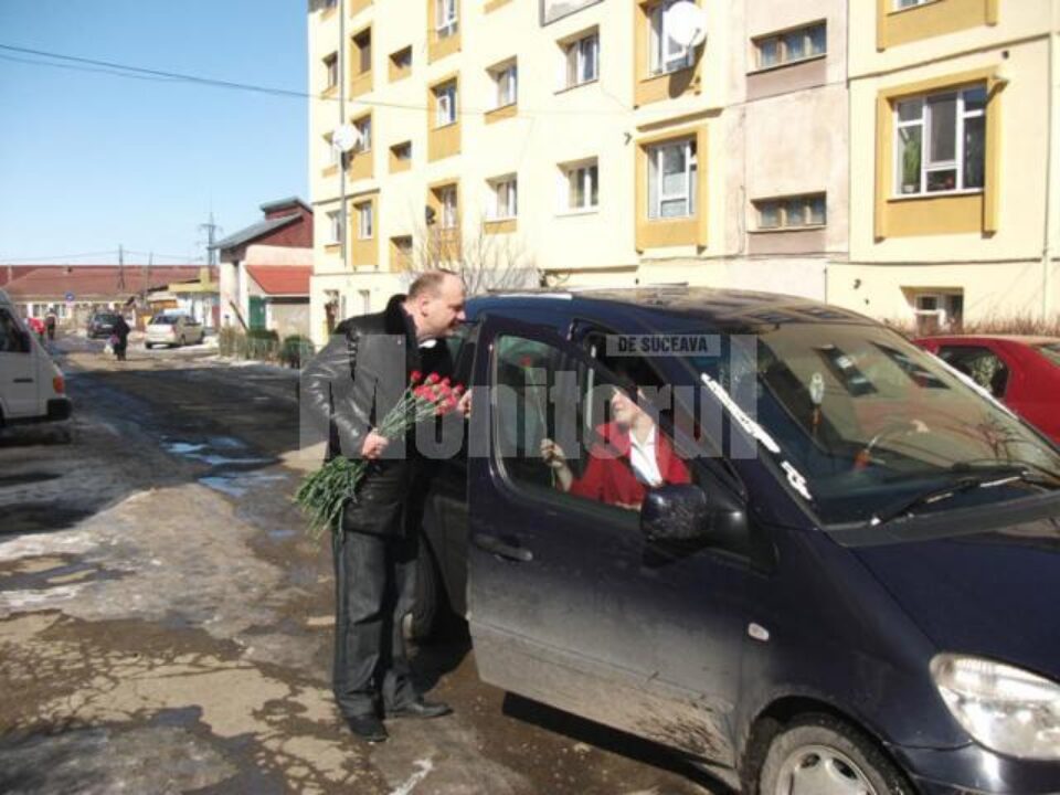 Președintele executiv al Organizației Județene Suceava a PSD, Ovidiu Donțu, oferind flori de Ziua Femeii