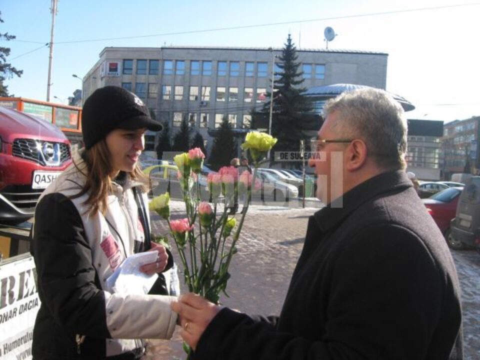 De Ziua Femeii: Primarul Ion Lungu a împărțit o mie de flori sucevencelor
