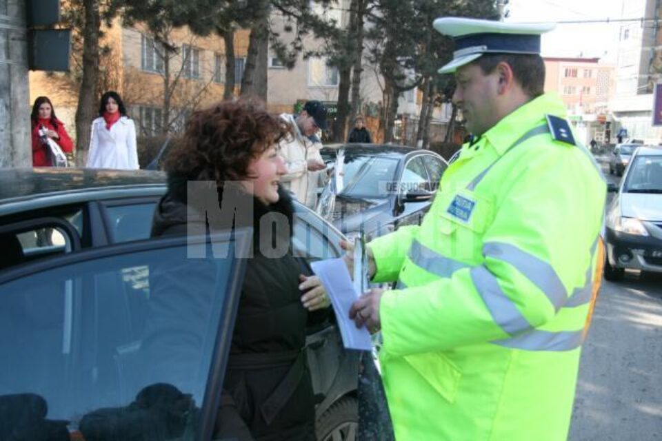 Polițiștii de la Serviciul Rutier au ieșit în stradă și în acest an pentru a le trage pe dreapta pe șoferițe și a le împărți flori Polițiștii de la Serviciul Rutier au ieșit în stradă și în acest an pentru a le trage pe dreapta pe șoferițe și a le împărți flori