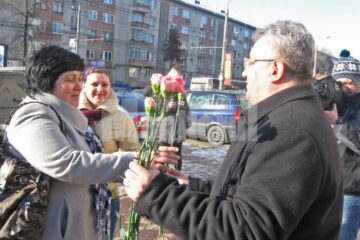 Primarul Ion Lungu a împărțit 1000 flori sucevencelor