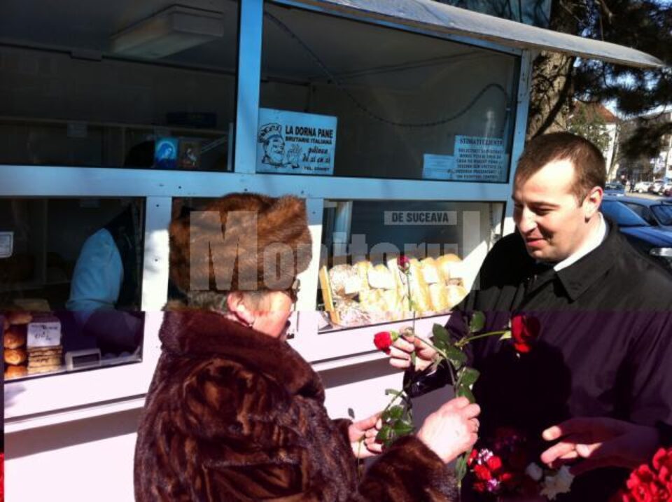 Dar: 300 de zambile și 150 de garoafe, dăruite de tinerii PD-L-iști sucevencelor