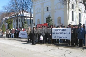 Doar o sută de sindicaliști, la protestul care a avut loc, ieri, în fața Prefecturii Suceava