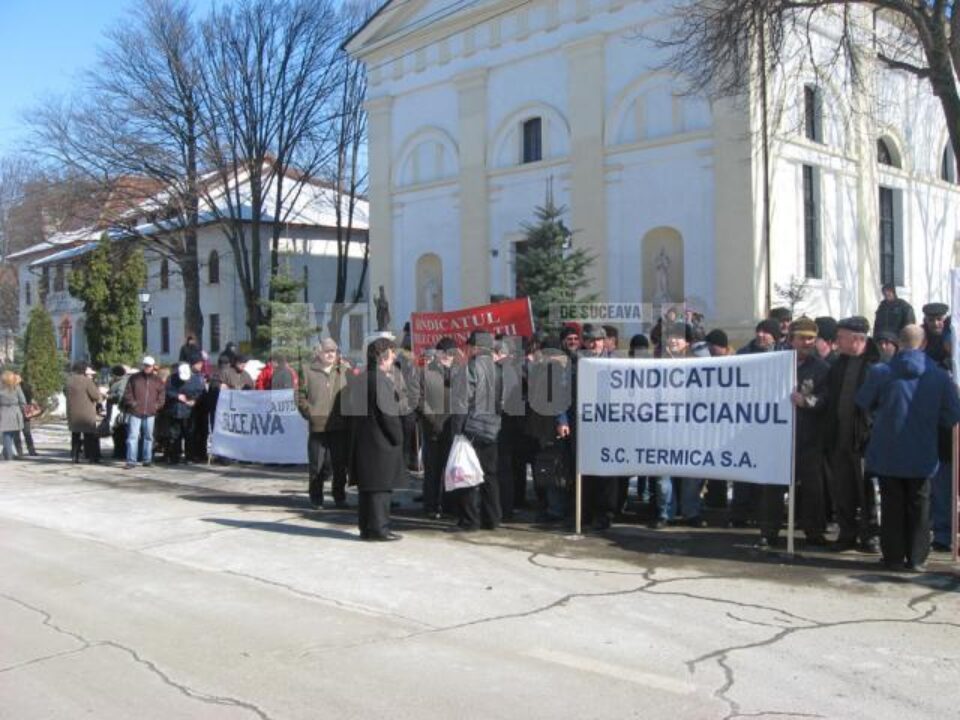 Doar o sută de sindicaliști, la protestul care a avut loc, ieri, în fața Prefecturii Suceava