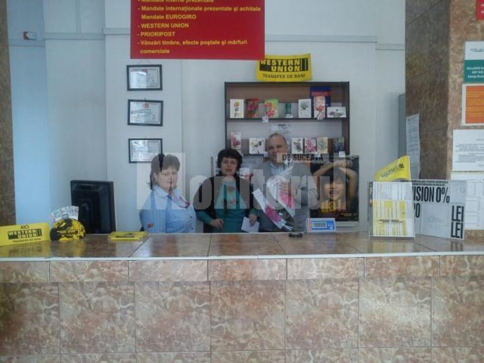 Salariatele Oficiului Poștal Suceava 1 au primit ieri, de 8 Martie, flori din partea conducerii Oficiului Județean Rețea Poștală Suceava