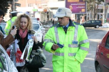 Atenții: Flori, felicitări și avertismente amicale pentru șoferițe, de la polițiștii rutieri