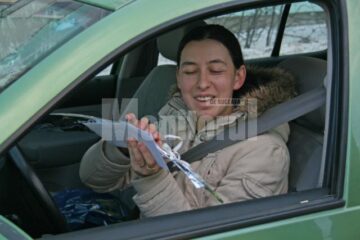 Atenții: Flori, felicitări și avertismente amicale pentru șoferițe, de la polițiștii rutieri