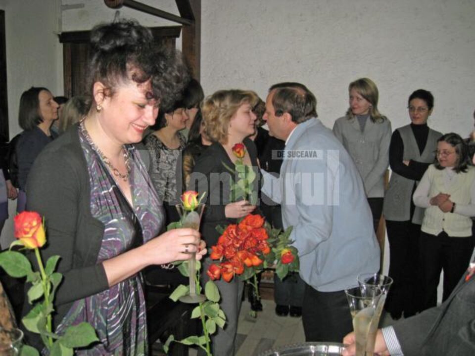 Gest frumos: Flutur și-a sărbătorit angajatele cu flori și șampanie