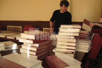 La Dumbrăveni au ajuns de ieri cele 44 de caiete eminesciene, reunite în 38 de volume editate de Academia Română